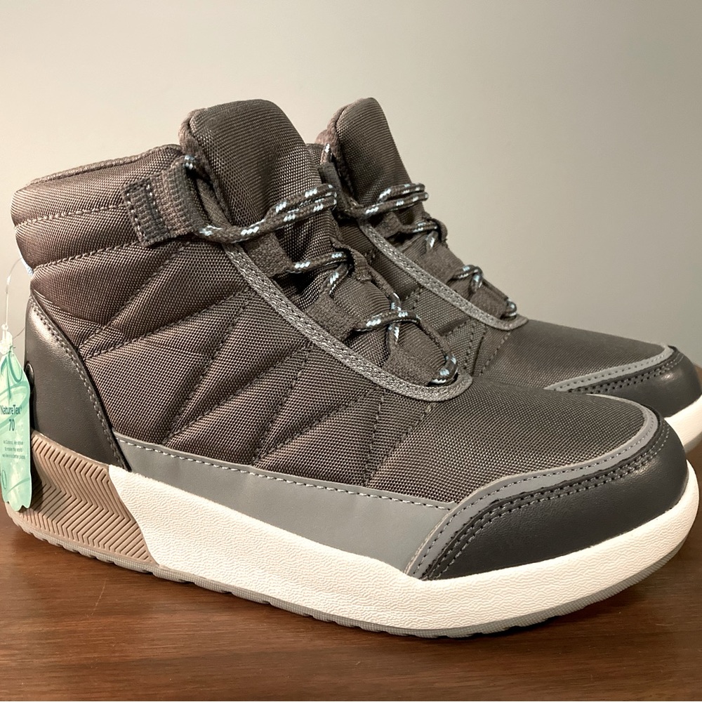 Lands’ End women’s insulated snow boot. Size 7 1/2 regular width, gray.
